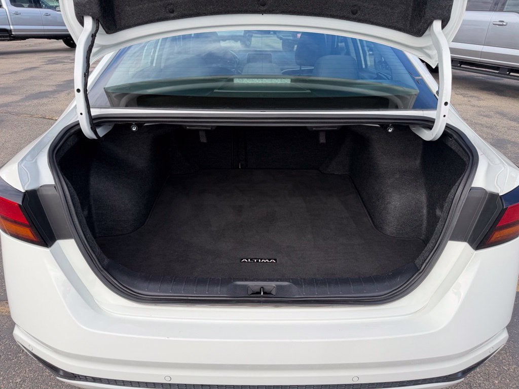 2025 Nissan Altima SV - Photo 9